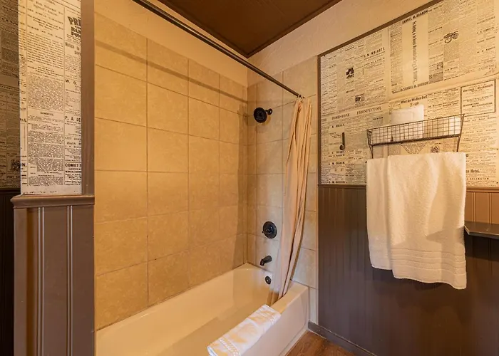-pet Friendly- Miners #6 - King Bed With Private Balcony Chalet *
